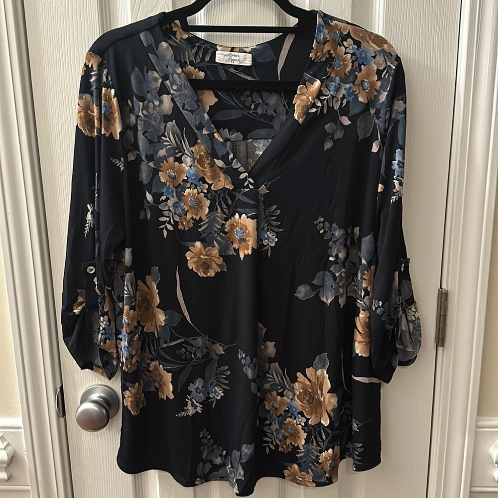 Beacon V-Neck Roll tab Sleeve 1X top